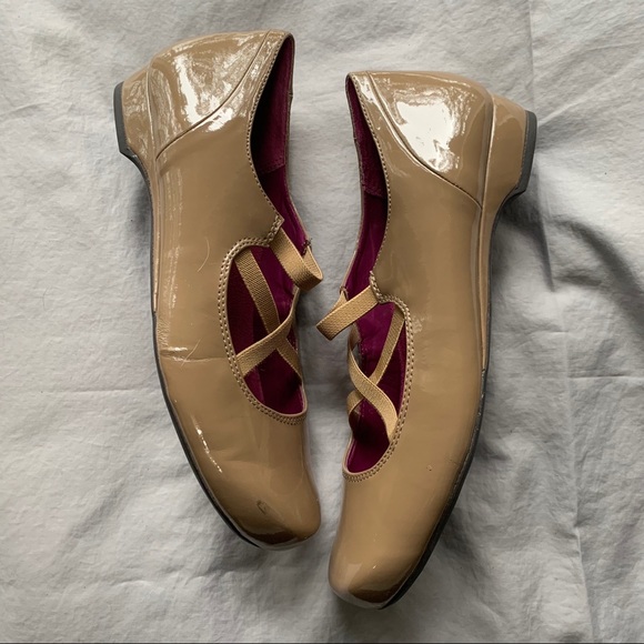 Vionic Patent Leather Orthopedic Shoes. - Picture 1 of 7